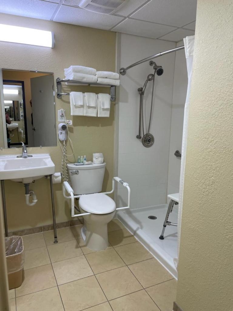 Quality Inn & Suites Morgantown - University Area Buitenkant foto