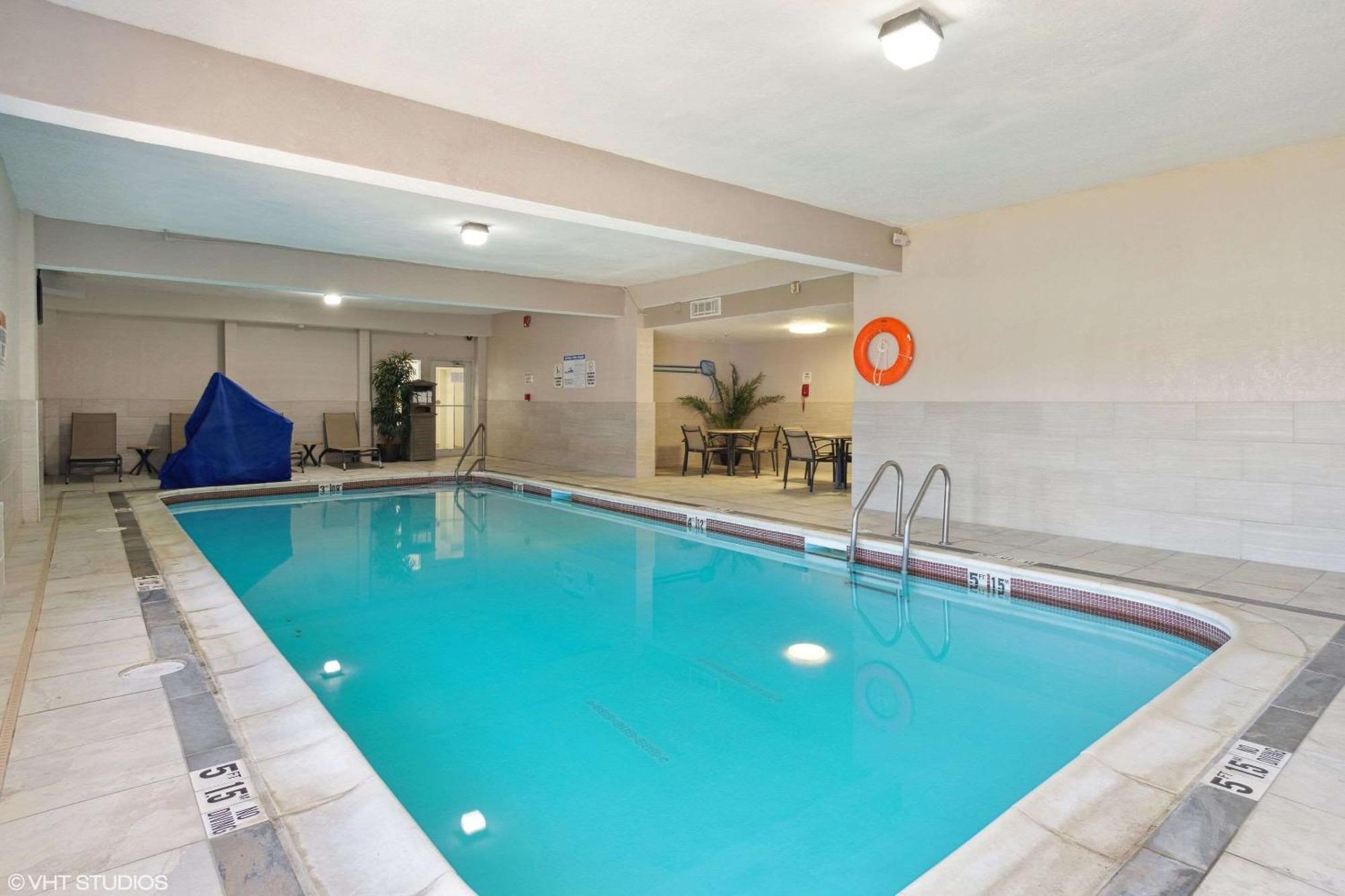 Quality Inn & Suites Morgantown - University Area Buitenkant foto