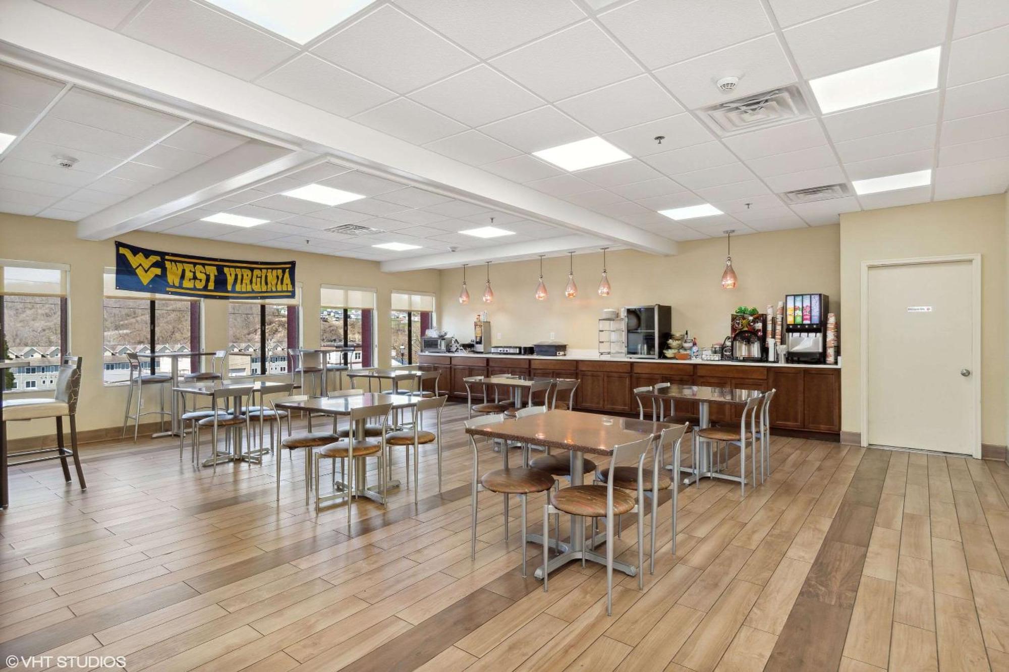 Quality Inn & Suites Morgantown - University Area Buitenkant foto