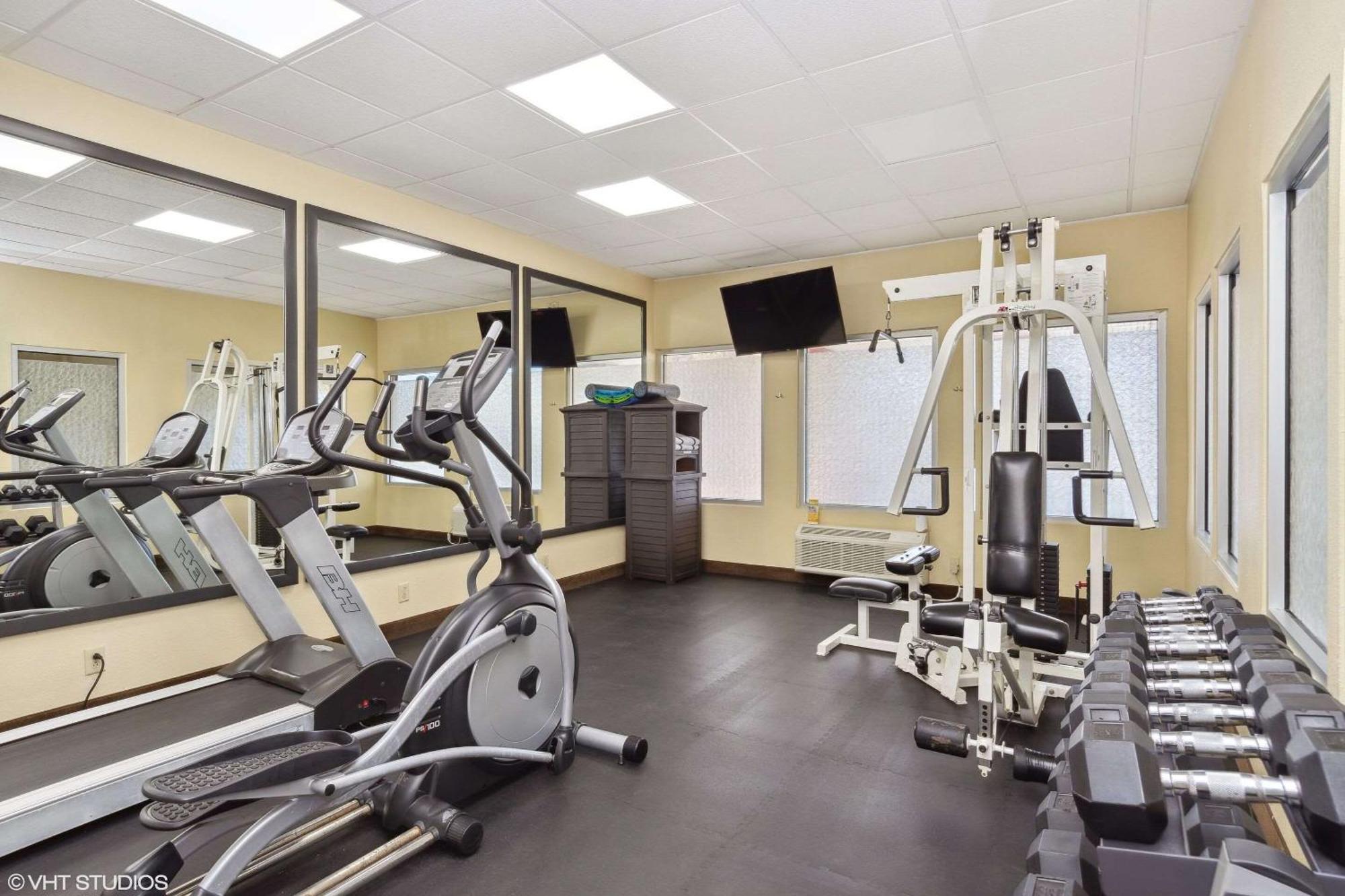 Quality Inn & Suites Morgantown - University Area Buitenkant foto
