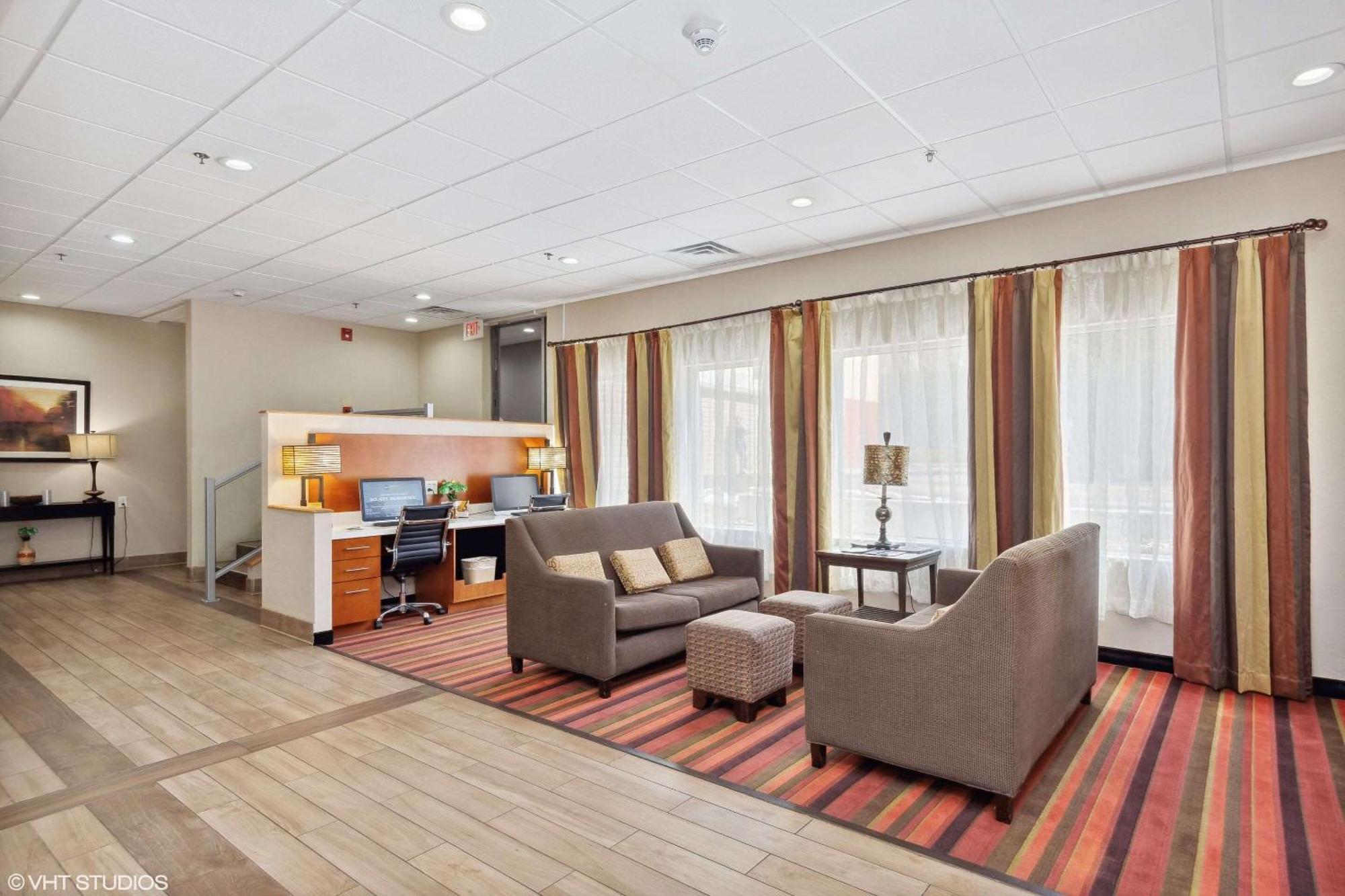 Quality Inn & Suites Morgantown - University Area Buitenkant foto